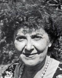 AndreBuchheim's tweet photo. #NachtGedanken #NightPhilosopy
#Frauen #Feminismus #Weisheiten #Initiation #Einweihung #Mysterien #Panentheismus #Panpsychismus #Yoga
Elisabeth Haich (1897-1994)
Ja, ich muss wieder meine #Ego/#Hass/#AntiAgape unter Beweis stellen, indem ich mit #Weisheit, #Wissen und #Liebe helfe bei der #WeltHeilung, wie @typeTrillian, eine fanatische Anhängerin der menschgemachten #Lehren von "@EchterChrist", und die #Menschen zum #NachSinnen anregen will. Es sei:
"Ob aus den Zukunftsprojektionen des Selbst, die sich noch nicht verwirklicht haben, aber in der Tiefe der Seele — im Unterbewußtsein — ihre Verwirklichung warten, auf der materiellen Ebene, ‚Wirklichkeiten‘ werden oder ob sie nur ‚Traumbilder‘ bleiben, hängt davon ab, mit welcher Ebene der Mensch sein Bewußtsein identifiziert. Der ‚Traum‘ ist auch eine Wirklichkeit, nur in der stofflosen, bilderbauenden Energie-Welt, und was hier auf der Erde geschieht, was man, ‚Wirklichkeit‘ nennt, ist auch nur ein,‚Traum‘, eine Projektion des Selbst, nur daß sie eine niedrigere, bis in die materielle Ebene wirkende, in die Atmosphäre der Erde hineingeträumte Projektion ist. Schicksal ist also eine verkörperte Zukunftsprojektion, ein materialisierter Traum."
Da ist was wahres dran. Und bitte, die Gute versucht nicht systemische Ursachen zu leugnen, und setzt stattdessen praktisch auf das Mitgefühl. Nein, was hier gemeint ist, sind Gewohnheiten, die sich immer mehr und mehr verfestigen und damit zu unserem Schicksal beitragen und werden. Man könnte es Karma nennen, zum Teil berührt es das Thema der eigenen Bestimmung und wie erlegen bin ich toxischen Süchten aller Art. Die Inder nennen das Prinzip Karma, und das wird nicht nur im Westen häufig falsch verstanden. Aber das würde hier zu weit führen.
Zitiert aus: "Einweihung.", Drei Eichen Verlag, München/BRD und Engelberg/Schweiz, 1972