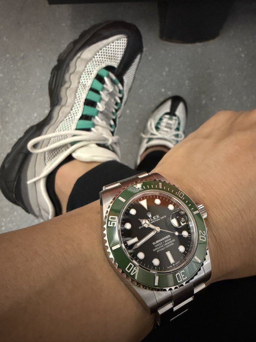 lazukik80's tweet photo. これから日光へ温泉旅行

#サブマリーナデイト 
#サブマリーナ
#グリーンサブ
#126610lv
#rolex
#ロレックス https://t.co/E99KaPfBzB