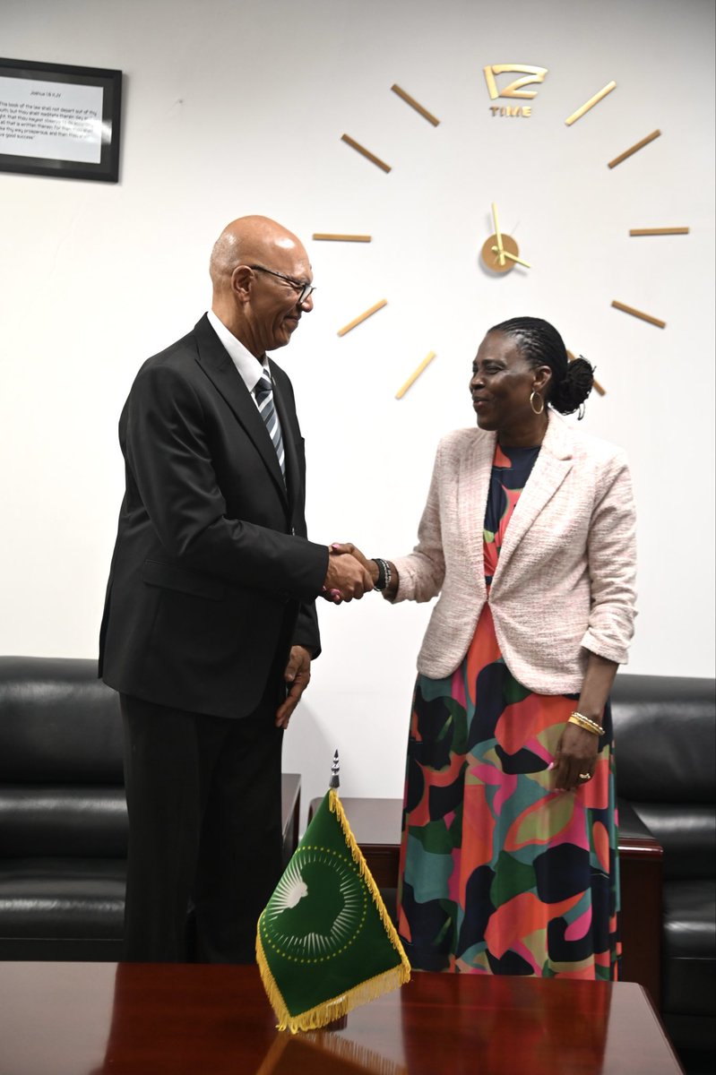 AU_HHS's tweet photo. H.E Mario Silva Castro, Uruguay🇺🇾 Amb. to @_AfricanUnion, paid a courtesy call on H.E @amma_twumamoah. Discussions explored a formal partnership with #CELAC on identified priority areas &amp; advancing Africa–Latin America cooperation thru the Global Partnership Initiative #GPI. https://t.co/mMT3x4pDxZ
