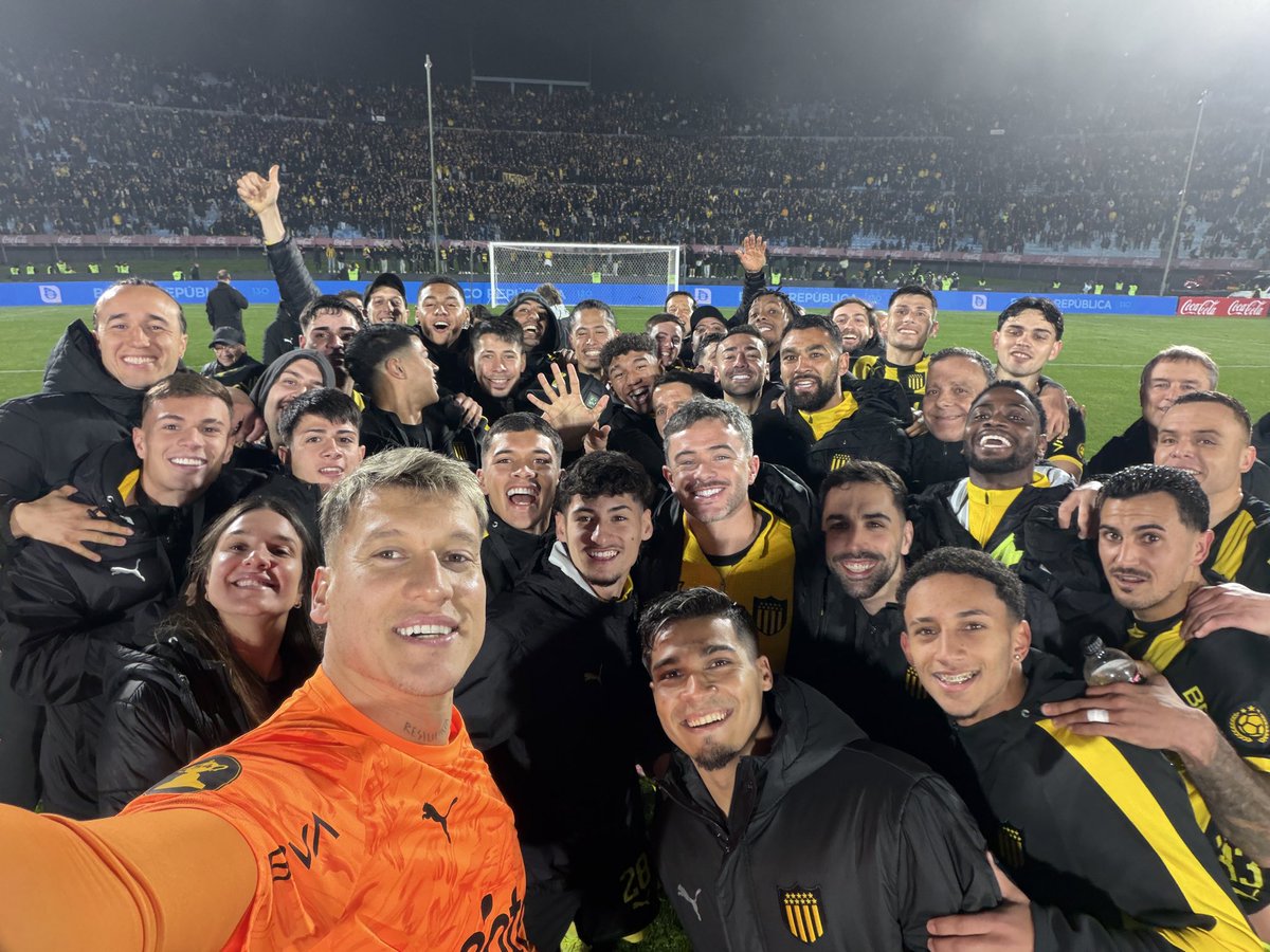 OficialCAP's tweet photo. 🏆 La #SelfieCarbonera del Campeón del Intermedio. https://t.co/RRbTYoVlen