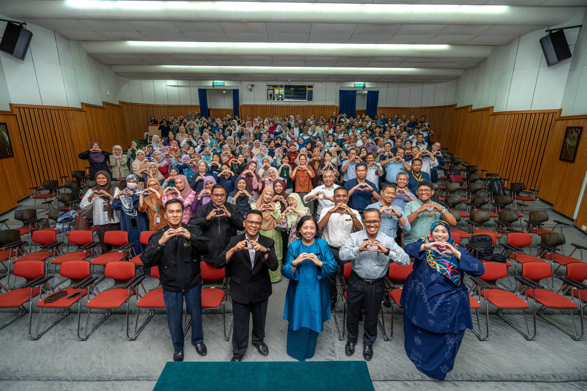 FRIMKepong's tweet photo. 📅 3/8

🏛️ TKP (Penyelidikan) @FRIMKepong, Dr Norwati Muhammad berkongsi pengalaman 3 dekad berkhidmat sempena Program Legasi FRIM. Beliau yang bakal bersara Sept ini menggalakkan projek flagship berimpak tinggi merentasi bahagian. 🌳

#FRIM #LegasiFRIM #WarisanKepakaran https://t.co/d84euVOx1v