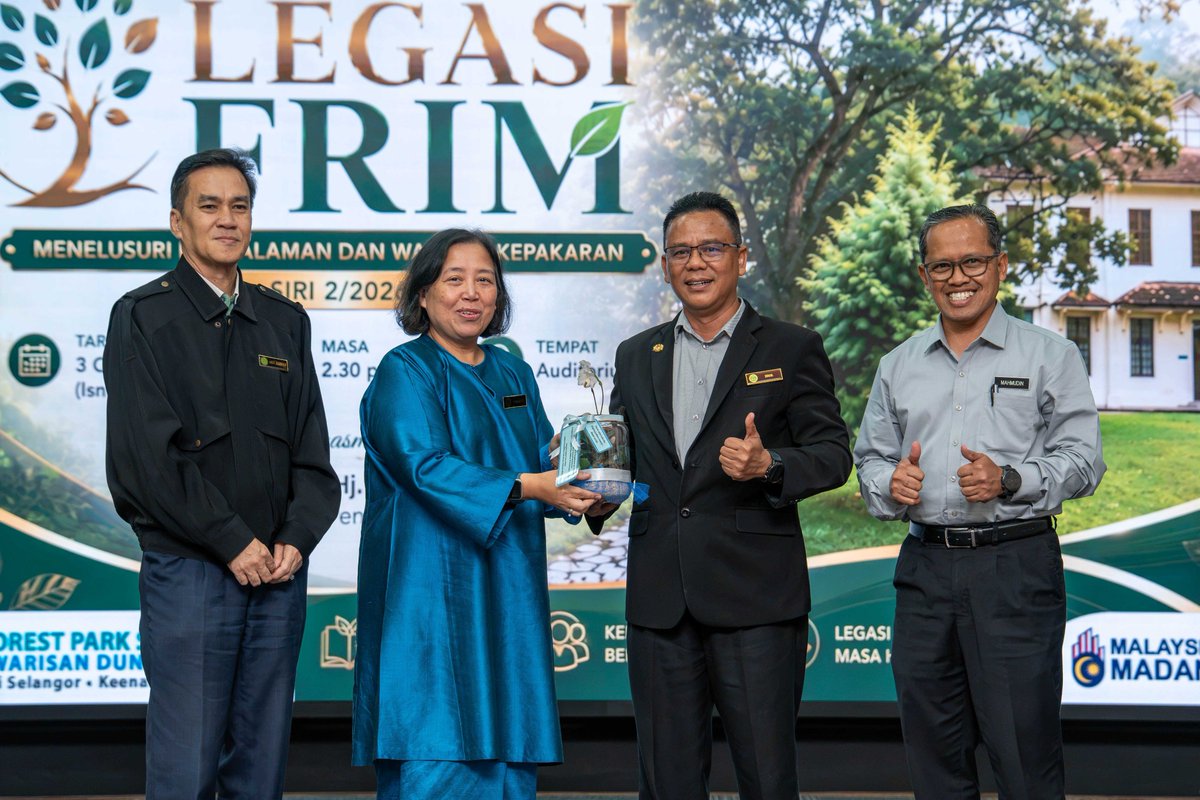 FRIMKepong's tweet photo. 📅 3/8

🏛️ TKP (Penyelidikan) @FRIMKepong, Dr Norwati Muhammad berkongsi pengalaman 3 dekad berkhidmat sempena Program Legasi FRIM. Beliau yang bakal bersara Sept ini menggalakkan projek flagship berimpak tinggi merentasi bahagian. 🌳

#FRIM #LegasiFRIM #WarisanKepakaran https://t.co/d84euVOx1v