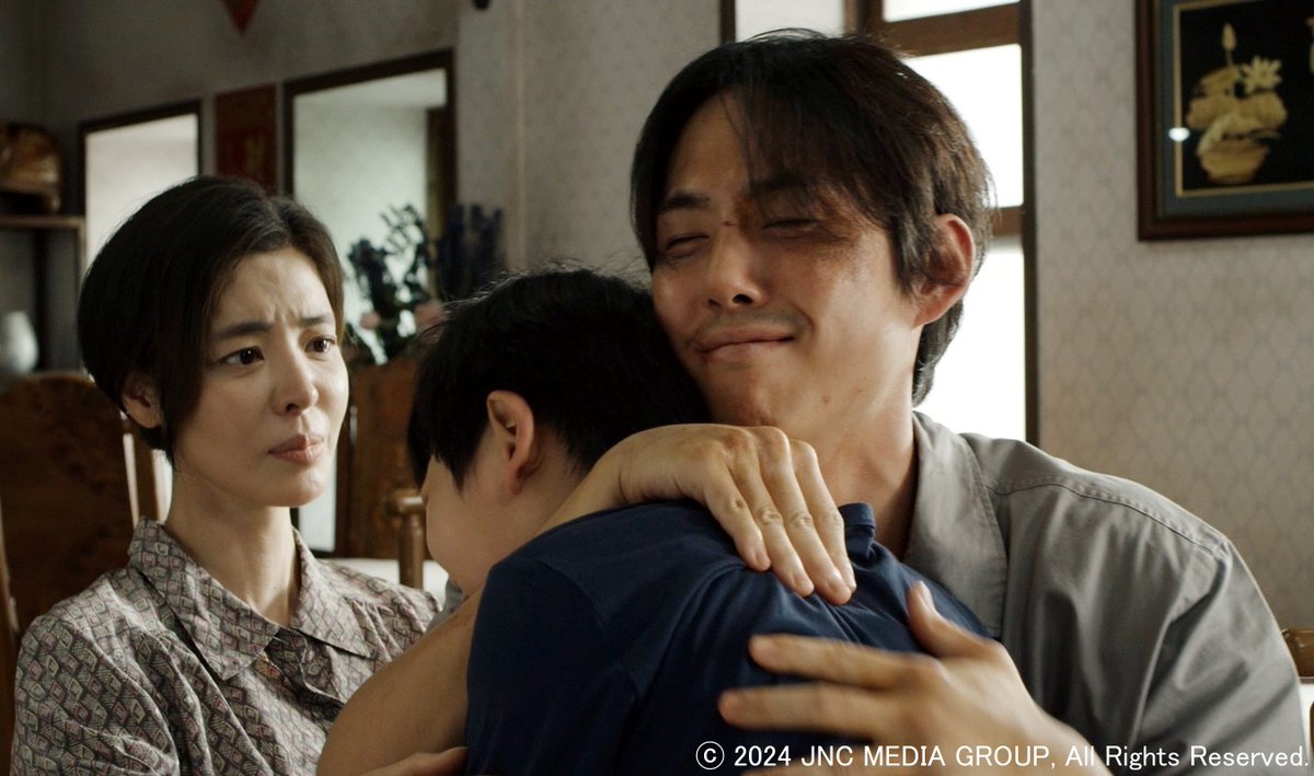 kntv_info's tweet photo. ⏰今夜8：00～
🎬『1980 僕たちの光州事件』

1980年5月に韓国で起きた民主化運動とそれに対する弾圧が行われた「光州事件」を題材に、“ごく普通の家族”の視点で描く新たな韓国現代史劇🏠

👉https://t.co/gRTRBdsrNL

#KNTV #KNTV801 #강신일 #김규리 #백성현 #한수연 https://t.co/9540Q61c0e