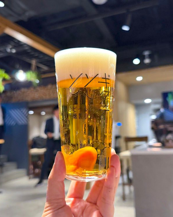 beergirl_net's tweet photo. 【明日オープン】日比谷の高架下に、キリンシティ新業態「ソソギタテ」が誕生！🍺
https://t.co/RxK2QzRb1H

注目は、同じ「キリン一番搾り生ビール」を異なる注ぎ方とグラスでたのしむ、3種類のビール🍺 そこに、香り豊かな燻製の小皿料理を少しずつ合わせます。ひと足先にお店の様子をレポート！ https://t.co/XeUNLbFquI