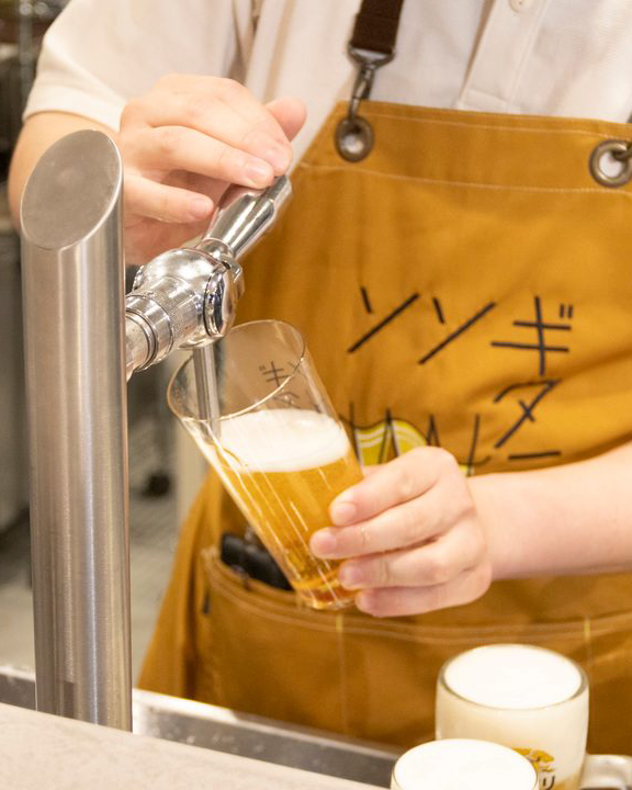 beergirl_net's tweet photo. 【明日オープン】日比谷の高架下に、キリンシティ新業態「ソソギタテ」が誕生！🍺
https://t.co/RxK2QzRb1H

注目は、同じ「キリン一番搾り生ビール」を異なる注ぎ方とグラスでたのしむ、3種類のビール🍺 そこに、香り豊かな燻製の小皿料理を少しずつ合わせます。ひと足先にお店の様子をレポート！ https://t.co/XeUNLbFquI