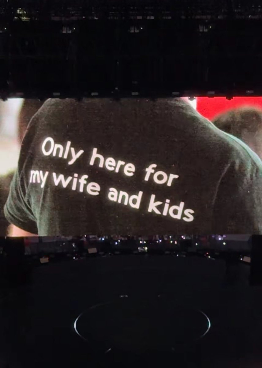 _sgminseven's tweet photo. "Only here for my wife and kids"
"I love my girlfriend and my girlfriend loves Jungkook"

LMAOOOOOOO I LOVE THIS https://t.co/Zqj9csOy8n