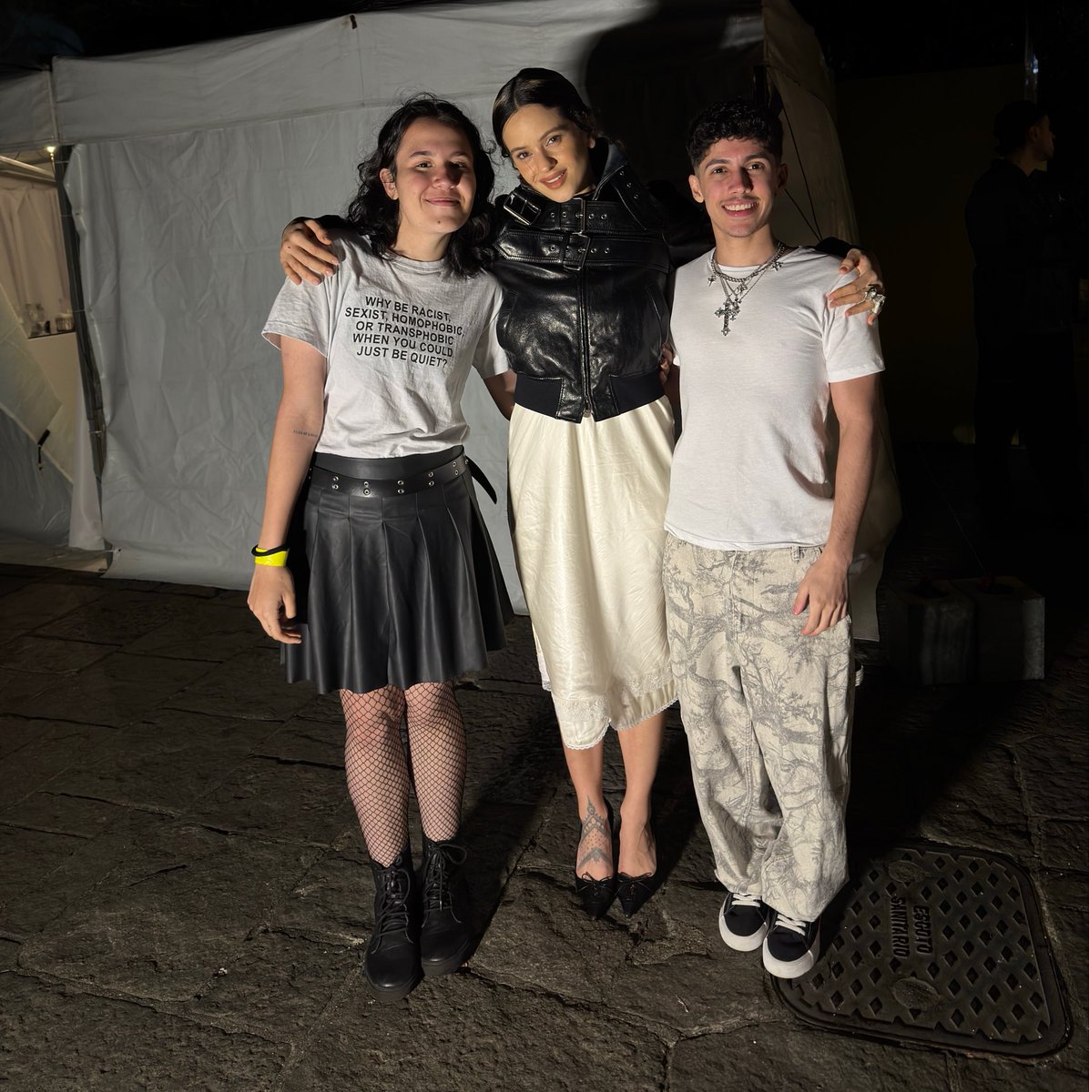 ROSALIABRASIIL's tweet photo. Não queríamos precisar fazer esse post, mas, depois de tentarmos de todas as formas possíveis, infelizmente ainda estamos sem ingressos para a LUX Tour no Rio de Janeiro. Entramos em contato por diferentes meios e fizemos tudo o que estava ao nosso alcance, mas, até agora, não conseguimos nenhum retorno da equipe.

Nenhum dos administradores mora no Rio de Janeiro, e todos nós fizemos um grande esforço financeiro para conseguir viajar e estar presentes nesse momento tão especial. Não compramos os ingressos porque tínhamos uma parceria para a cobertura do show, mas, infelizmente, não foi possível conseguir a liberação dos ingressos junto à equipe da ROSALÍA.

Quando dois dos nossos administradores encontraram a ROSALÍA no Cristo Redentor, ela ainda estava mantendo a turnê em segredo, mas acabou comentando que ela aconteceria e disse que esperava nos ver na grade. Foi um momento que guardamos com muito carinho.

H�� alguns meses, infelizmente, nossas contas principais foram derrubadas, o que acabou nos impedindo de realizar uma ação especial que estávamos preparando para a ROSALÍA, já que perdemos todo o nosso alcance. Mesmo assim, desde então, seguimos tentando recuperar nossas contas e continuamos aguardando uma resposta. Apesar de tudo isso, nunca deixamos de apoiar e divulgar o trabalho da ROSALÍA.

Ainda temos esperança de receber uma ajuda da equipe com esses ingressos para que possamos estar presentes na LUX Tour. 🤍

Se puderem, marquem o @hola_rosalia nos comentários para que essa mensagem possa chegar até eles. Muito obrigado pelo apoio de todos.