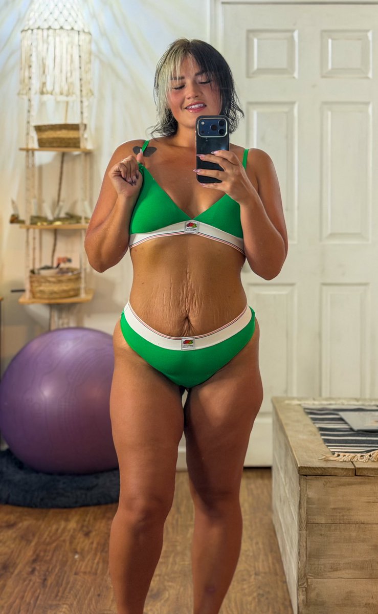 LexxxyDeVile's tweet photo. Since so many of you like green😉💚 @FruitOfTheLoom #natural #mombod #loveyourself #nobbl #iloveme #onlyfans🔗 https://t.co/ZsNvqIUdLd