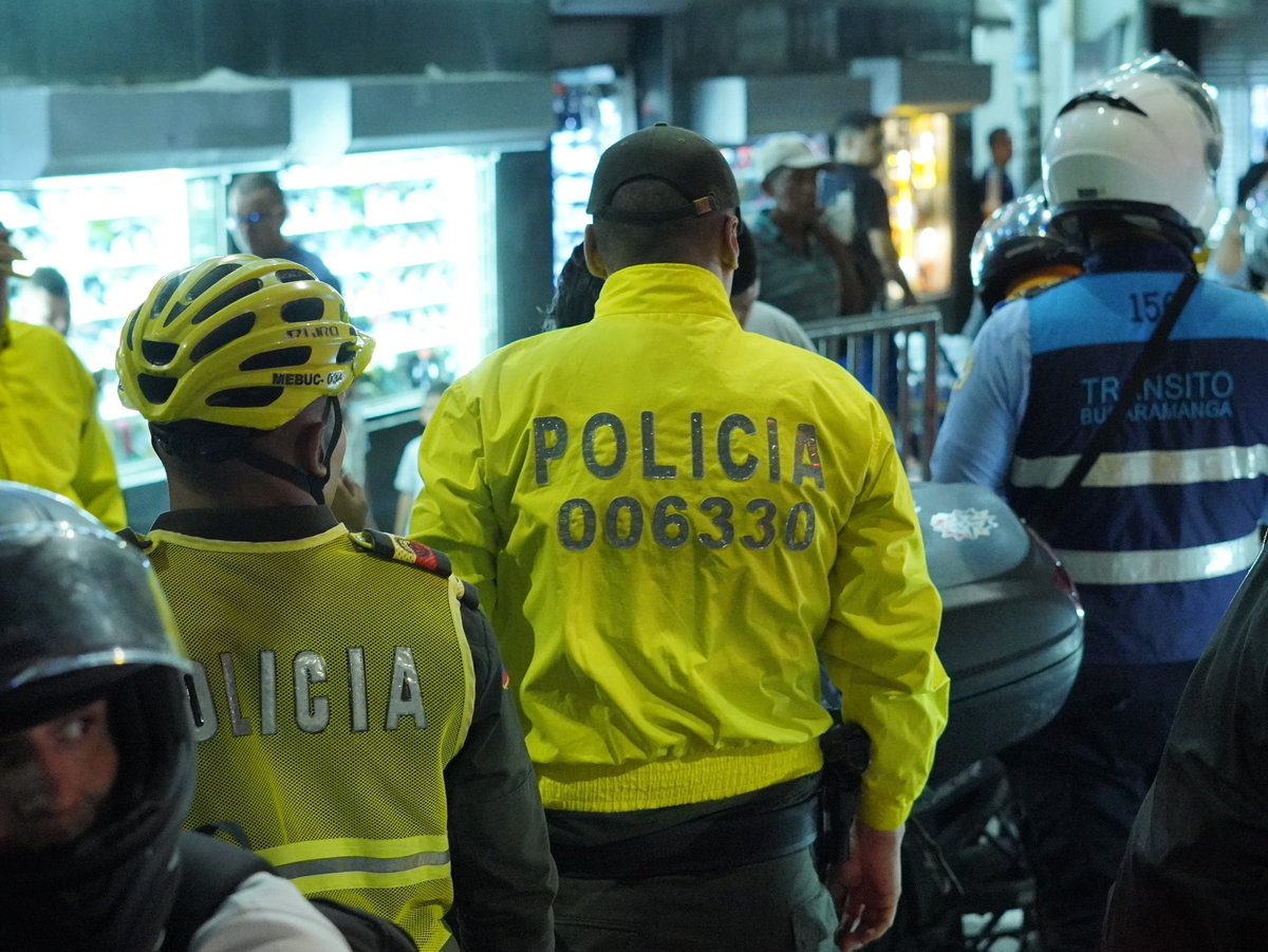 Cportilla40's tweet photo. Quiero contarles que hemos intensificado los operativos de seguridad de cara al próximo 7 de agosto, fecha de inicio del nuevo gobierno nacional. 

Con Policía, Ejército, Migración y Tránsito nos tomaremos varios puntos estratégicos Bucaramanga, junto a un paquete de medidas, con el fin de proteger la ciudad en estos días tan importantes para el país.

Seguimos defendiendo a Bucaramanga.