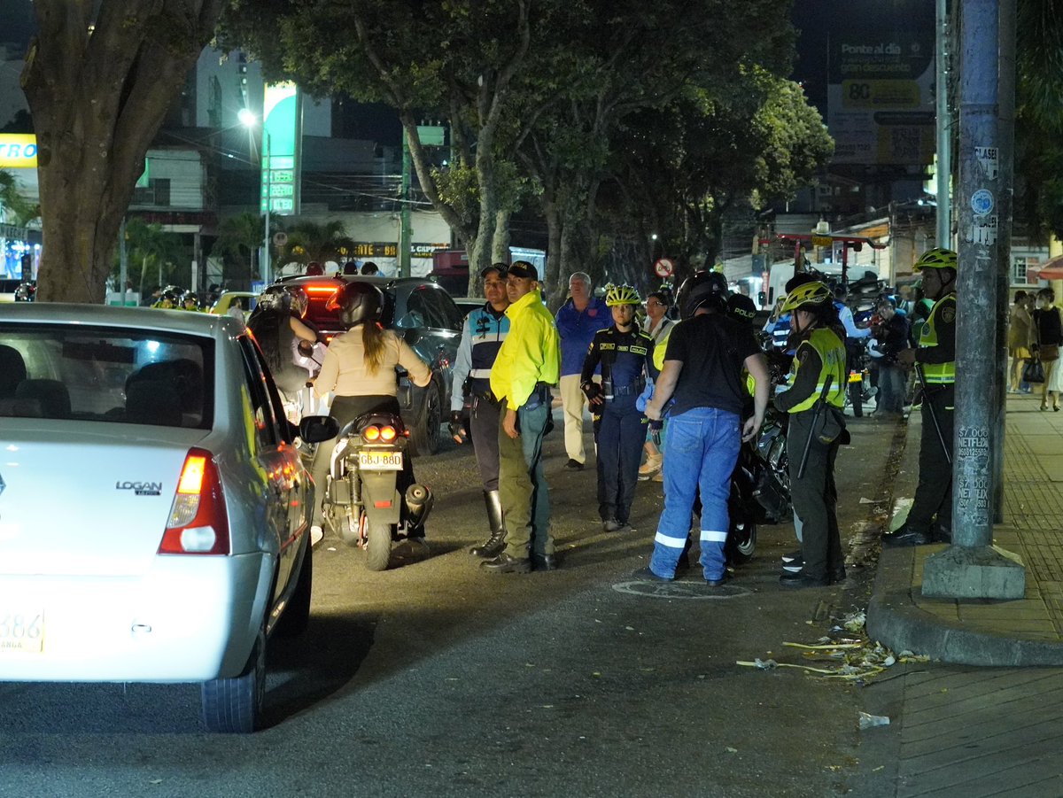 Cportilla40's tweet photo. Quiero contarles que hemos intensificado los operativos de seguridad de cara al próximo 7 de agosto, fecha de inicio del nuevo gobierno nacional. 

Con Policía, Ejército, Migración y Tránsito nos tomaremos varios puntos estratégicos Bucaramanga, junto a un paquete de medidas, con el fin de proteger la ciudad en estos días tan importantes para el país.

Seguimos defendiendo a Bucaramanga.