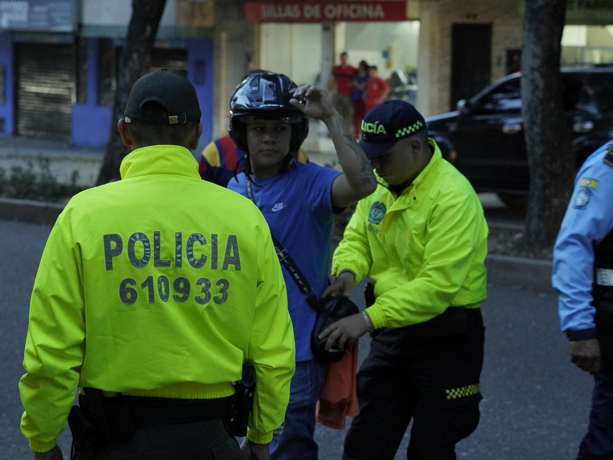 Cportilla40's tweet photo. Quiero contarles que hemos intensificado los operativos de seguridad de cara al próximo 7 de agosto, fecha de inicio del nuevo gobierno nacional. 

Con Policía, Ejército, Migración y Tránsito nos tomaremos varios puntos estratégicos Bucaramanga, junto a un paquete de medidas, con el fin de proteger la ciudad en estos días tan importantes para el país.

Seguimos defendiendo a Bucaramanga.