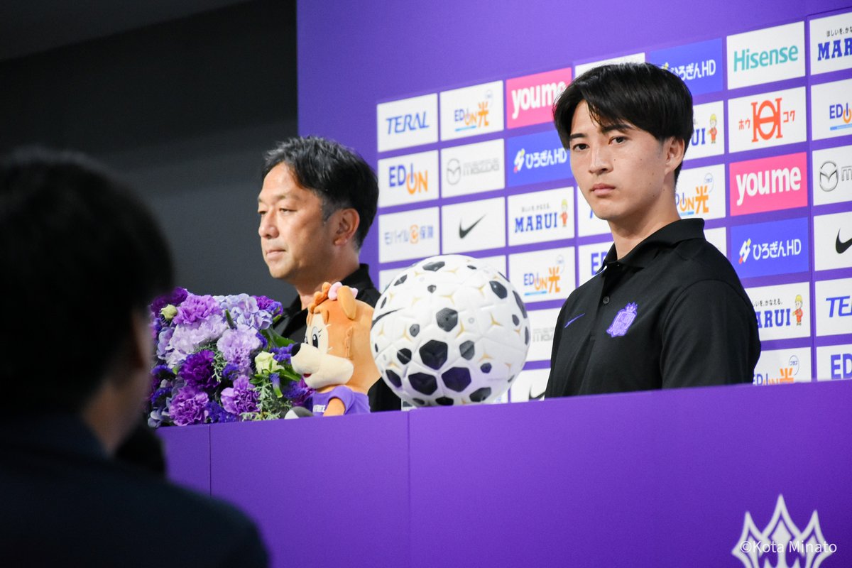 SoccerKingJP's tweet photo. 💜取材記事🏹
「サンフレッチェでプレーしたいです」　川村拓夢の“逆オファー”で実現した広島復帰「このクラブでキャリアを全うしたい」
https://t.co/1UU00oZEIg

🗣️編集部より
「湊昂大さん（@makooota）による記事です。広島に復帰した川村拓夢が会見に臨みました」 https://t.co/UpstnEavpa