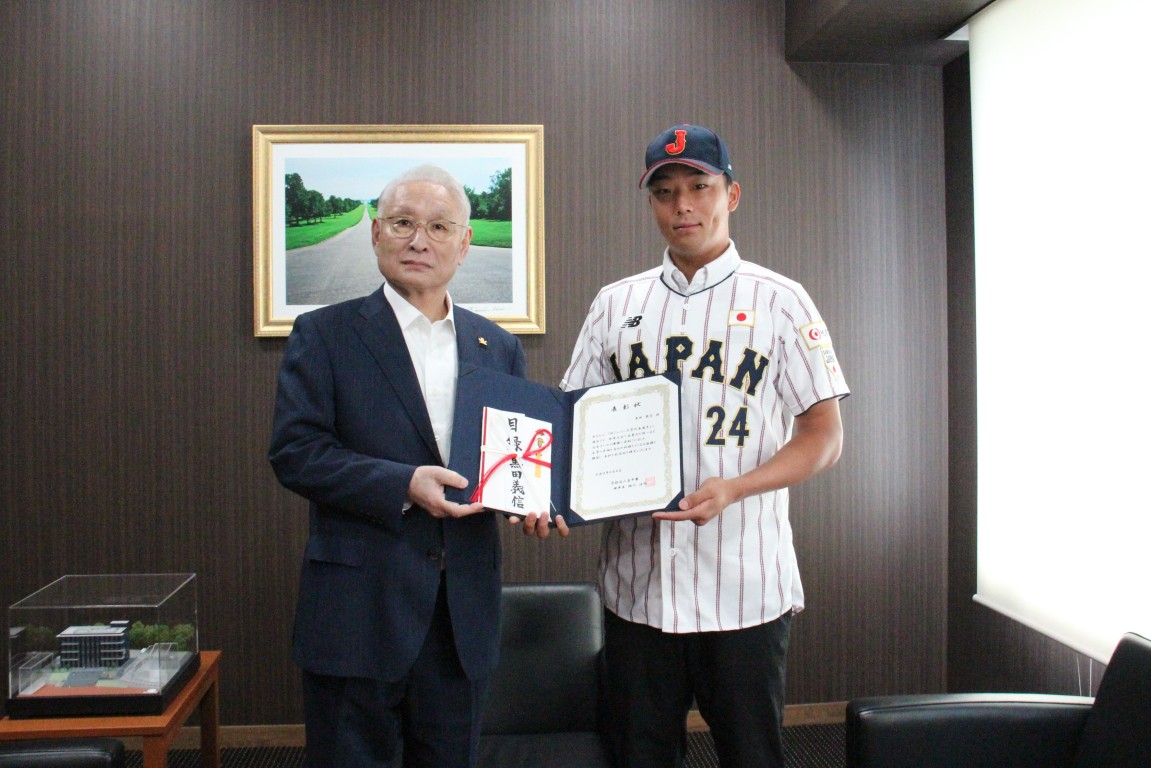 shkpr's tweet photo. 東日本国際大学硬式野球部の黒田義信選手が、7月12日から15日まで台湾で開催された「ワールドカレッジベースボールチャンピオンシップ（WCBC）」に侍ジャパン大学代表として出場し、日本代表の優勝に大きく貢献しました。
8月4日、黒田選手が本学緑川浩司黌理事長を訪問し、大会の成果を報告しました。 https://t.co/V4kQPPEBf2