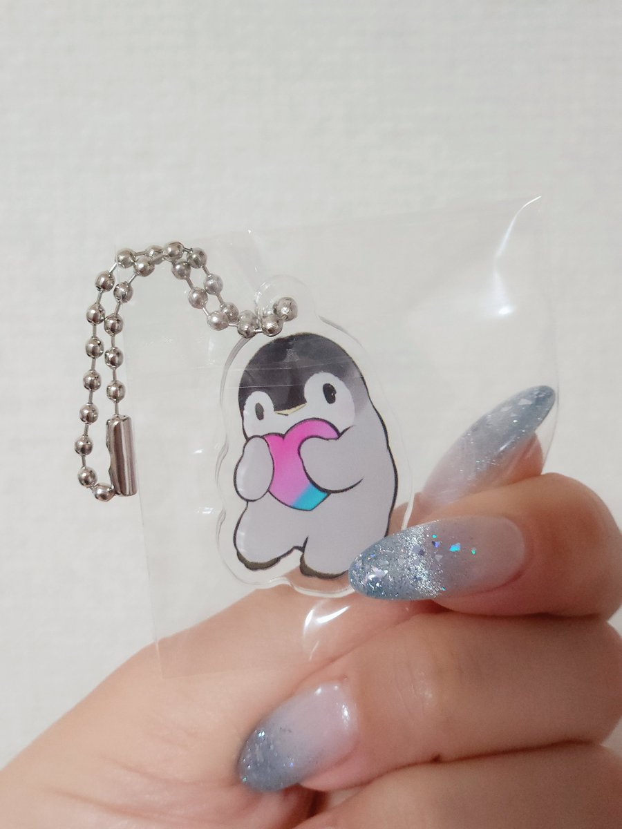 penponsasa's tweet photo. かわいいかわいいペンペンアクキーが届いたよ〜🤗🐧💕
なんと両面！！ハートが透けてる！！クオリティ高すぎ〜！！
バッグにつけて世に広めるんだ〜🤗🐧✨
（つける用と保管用に2個買えばよかった😭よよよ）

ペンペンとトモペンが一緒に梱包してくれたんだね😍💖メッセージも本当にありがとう😭💖 https://t.co/sDHkJUTfi9