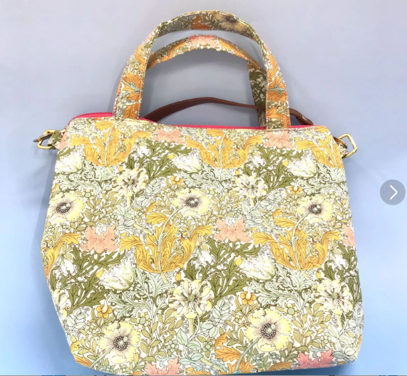 cocorety2's tweet photo. 福祉施設制作】向日葵作　ショルダーバッグ　「2WAYショルダーバッグ(表：カラフルなお花柄、裏地：ピンク無地）」　NO.5551　H　(弐）

通勤などにピッタリです。                      ￥1980 https://t.co/HmnIT8q4lZ