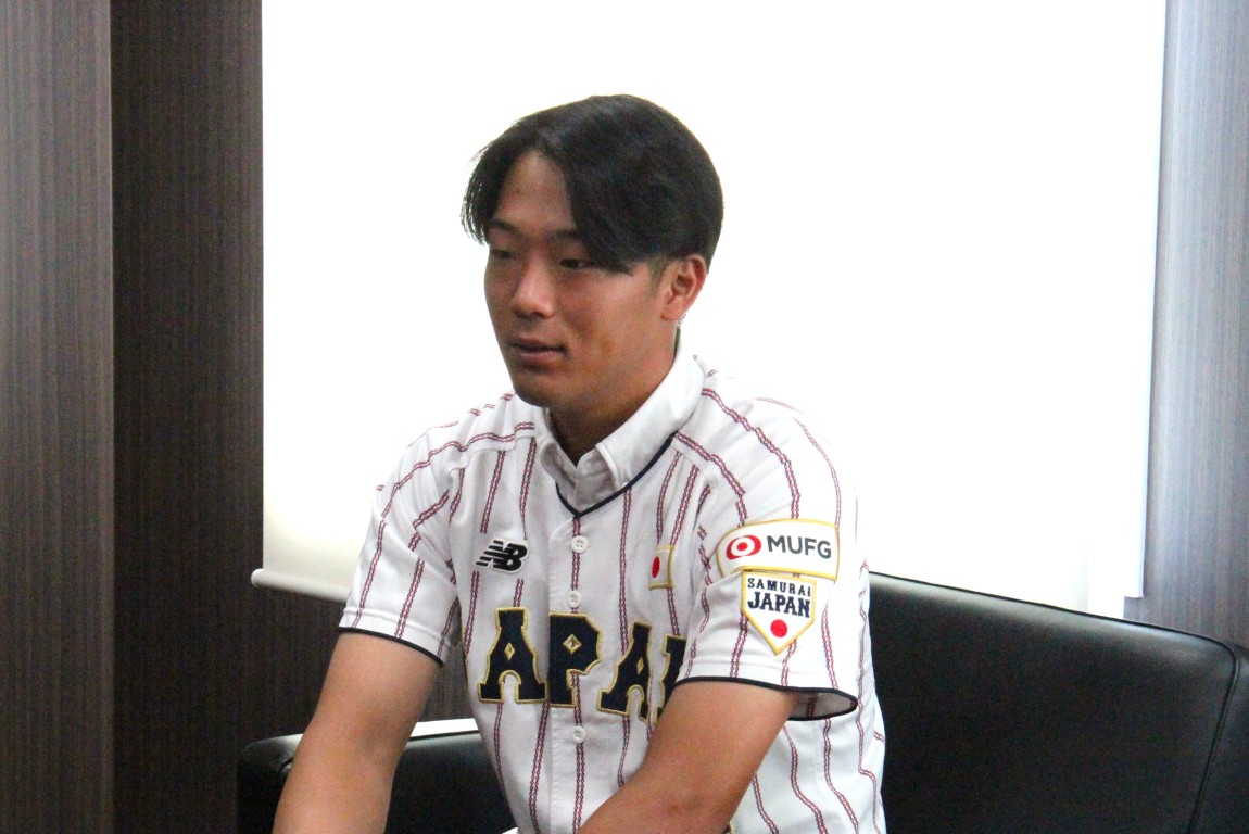 shkpr's tweet photo. 東日本国際大学硬式野球部の黒田義信選手が、7月12日から15日まで台湾で開催された「ワールドカレッジベースボールチャンピオンシップ（WCBC）」に侍ジャパン大学代表として出場し、日本代表の優勝に大きく貢献しました。
8月4日、黒田選手が本学緑川浩司黌理事長を訪問し、大会の成果を報告しました。 https://t.co/V4kQPPEBf2
