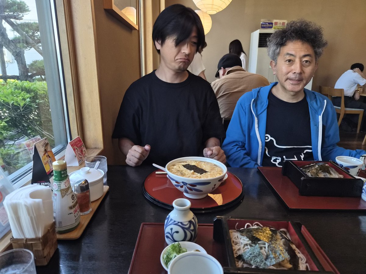 imamurahitomi's tweet photo. 旭川Live House Snack ＆．さんありがとうございました！
気心知れた仲間たちなんだなぁという空間がすごく楽しかったです(^^)
石田さんのサインも発見！
途中で食べたゴマそばも、温泉も入っ���ゃったりして、いい1日でした(*´｀*)
今日はもう最終日、札幌musica hall cafeさんにて！ワンマンです！ https://t.co/ccowHYTFV5