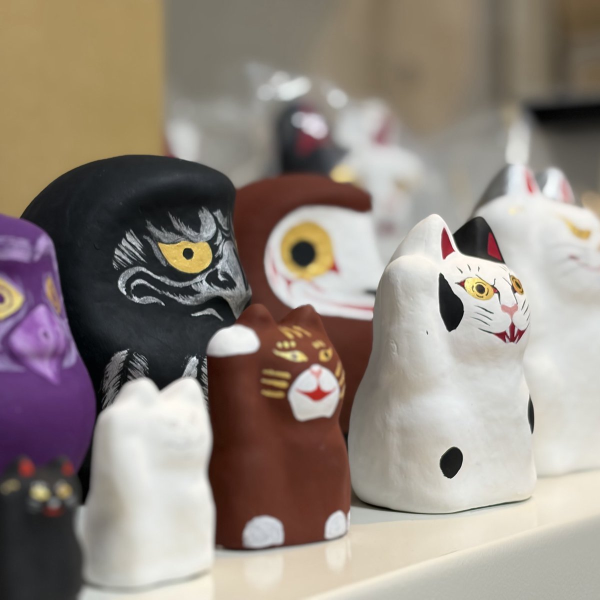KasaneWorks's tweet photo. イベントに向けて制作の日々。

張子面、妖怪招き猫、妖怪だるまなど、一つひとつ表情を確認しながら仕上げています。

紙を重ね、形を整え、色を入れる。
少しずつ作品が生まれていく工程も楽しんでいます。

#深川おまけ縁日 #張子 #ものづくり #お面 https://t.co/h5WrbeQa31