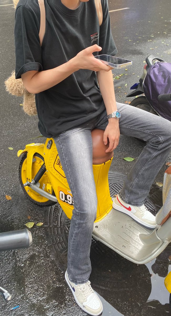 JuMzhvy's tweet photo. 只有你在的时候 我什么都不用拿 就连手机也可以踹你兜里 我就跟在你的屁股后面叽叽喳喳就好了 https://t.co/7YpejBja7V