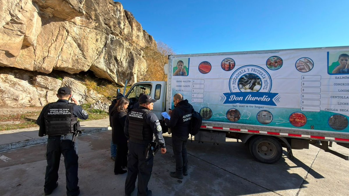 DGTM_Chile's tweet photo. #AutoridadMarítima  efectuó patrullaje en conjunto con personal del @SII_Chile y del Servicio de Salud de #ChileChico fiscalizando rodados en la recalada del transbordador La Tehuelche, entre ellos un camión que transportaba productos del mar, incurriendo estos en una falta sancionable por el S.I.I. los cuales adoptaron el procedimiento correspondiente. Por otra parte, se realizaron controles de identidad preventivos y rondas, con la finalidad de reforzar la sensación de seguridad de locatarios.

@Armada_Chile