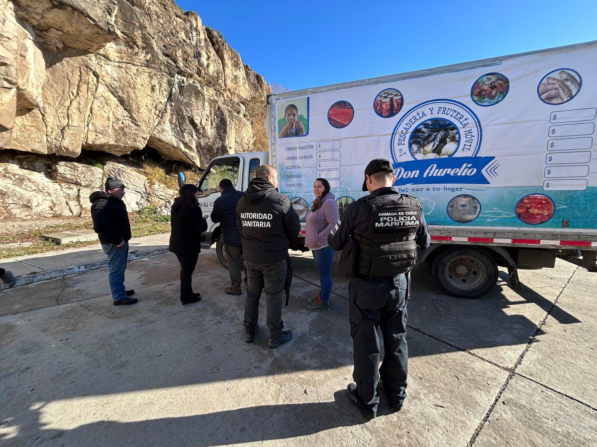 DGTM_Chile's tweet photo. #AutoridadMarítima  efectuó patrullaje en conjunto con personal del @SII_Chile y del Servicio de Salud de #ChileChico fiscalizando rodados en la recalada del transbordador La Tehuelche, entre ellos un camión que transportaba productos del mar, incurriendo estos en una falta sancionable por el S.I.I. los cuales adoptaron el procedimiento correspondiente. Por otra parte, se realizaron controles de identidad preventivos y rondas, con la finalidad de reforzar la sensación de seguridad de locatarios.

@Armada_Chile
