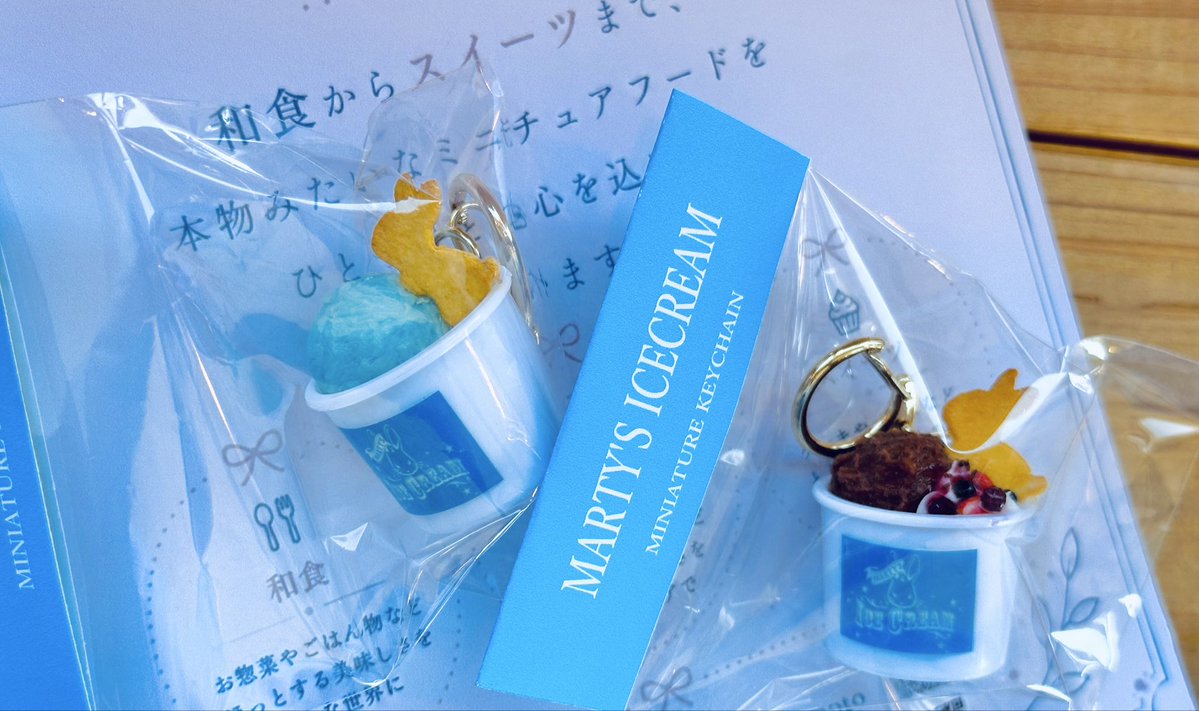 designinabano's tweet photo. ミニチュアフード作家Mitchiさんにコラボキーホルダーを作っていただきました
ちっちゃいアイス可愛すぎる！
今週日曜8/9から店頭に並びます

アイスの色やトッピングのクリーム有無などで雰囲気変わる🍨
また全色撮って載せますー
ぜひ見てください https://t.co/GUC6TrWELO