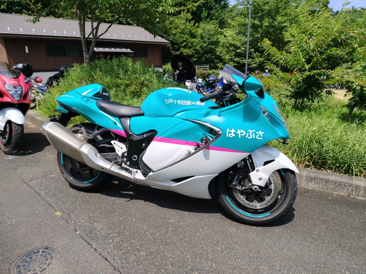 AddqLYWfRW24729's tweet photo. 今年はまた凄い隼が…マジかー。
尚、後にはピンクのこまちも。
ライダーの方も隼（新幹線）に合わせたコーデでガチ気合い入ってました https://t.co/zZTtKTe6vj