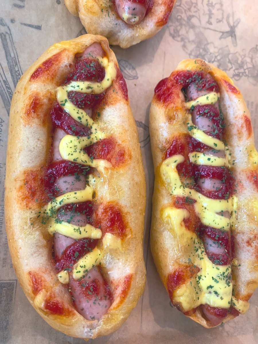 RainbowBreadDay's tweet photo. 本日も焼きたてパン並���でます✨

🥐クロワッサン
🌾まる粒ライ麦パン
🐯タイガーブレッド（2種のチーズ入り）
🥖チキンと空芯菜のエピ
🍈メロンパン
🍡白玉あんぱん

本日もお待ちしております☺️

#飯能 #名栗 #ベーカリー #パン屋 #天然酵母パン https://t.co/oFJHypljlo