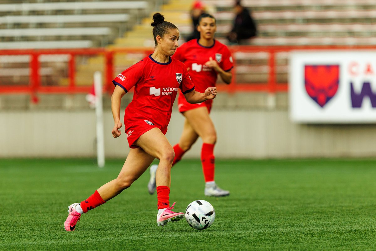 goVCIca's tweet photo. SOCCER : CHAMPIONNAT CANADIEN FÉMININ
Un tir de l'Albertaine Mya Jones dévié par la défensive du @CSMROgriffons a ouvert la marque 1-0 en faveur du @yycwildfc mercredi soir à la 30e minute de leur match de quart de finale du #CanChampW. Le club de @NorthernSuperLg a doublé son avance à la 47e minute sur un but de Jones qui a redirigé un centre de la tête au deuxième poteau.
@CanadaSoccerFR @SoccerQuebec