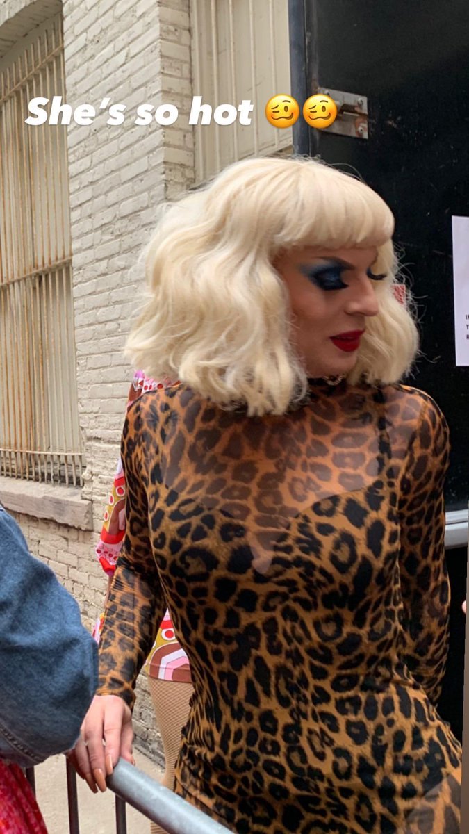 redkisskatya's tweet photo. BRING BACK THIS OUTFIT!!!!! https://t.co/XU6gVoBKjN