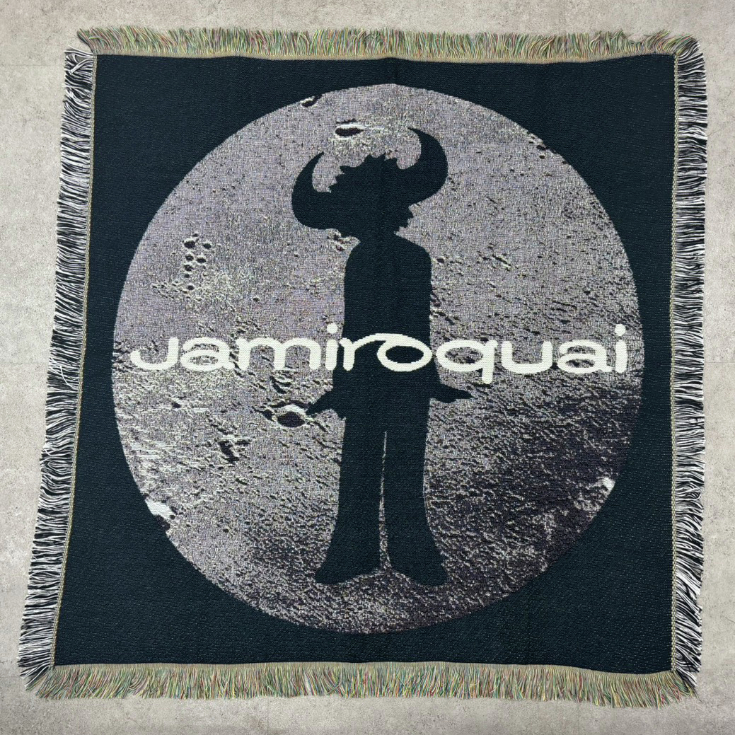 UM_STORE_JP's tweet photo. 【ジャミロクワイ】

「POP-UP STORE」グッズのオンライン販売開始！

■対象商品
Jamiroquai Twm Multi Cloth(ラグマット)

■販売期間
2026/8/6(木)11:00～8/23(日)23:59
※お届けは10/9(金)以降順次お届け予定です。

🛒オンラインストア
https://t.co/YEYul2BKQZ https://t.co/38MHIO0hZS