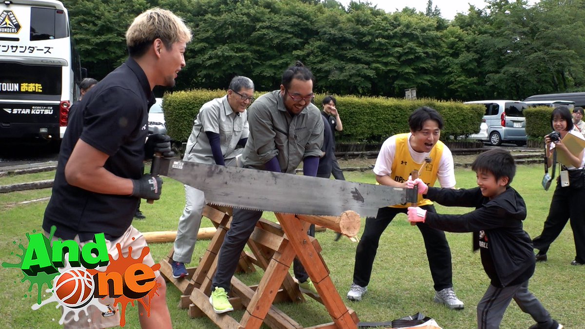 5ch_basketball's tweet photo. バスケ番組「And One」
8月6日(木)よる11時40分～📺✨
※放送時間が変更になる場合がございます

#群馬クレインサンダーズ が
「特別な父の日」をプロデュース

丸太切り🪚木工クラフト🪵コーヒー焙煎☕️etc.
父と子 ２人が力を合わせて取り組むことで
子どもの成長に気付かされる貴重な時間🫂

自然豊かな赤城山で
４児のパパ　#谷口大智 選手 も全力サポート💪🏻
「帰ったら もうバタンきゅ〜〜〜🥱💤」

#Bリーグがみんなの未来を変える！
もうひとつの挑戦 #AndOne なストーリー👍🏻

／
And One🏀
＼