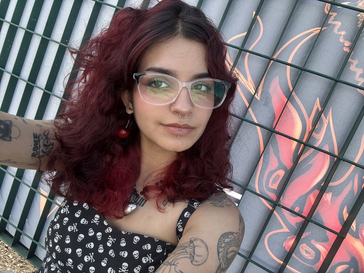 tetebilu's tweet photo. sobre eu

★ idade - 21
★ gênero - feminino
★ mbti - entp
★ aniversário - 13/12
★ altura - 1,55
★ sexualidade - bi
★ pets - 2
★ piercings - 3
★ tattoos - 28 ? nao lembro!
★ cor fav - vermelho 
★ time - fodase
★ status - namo https://t.co/2ZwYSSzpdd