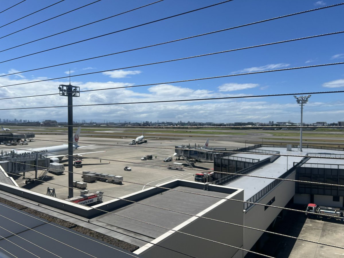 Kaede_fenrir's tweet photo. 恒例の伊丹空港お見送りに来てるけど、こんな暑い中で外でのお仕事大変すぎるなぁ... https://t.co/beYUZh3e0S