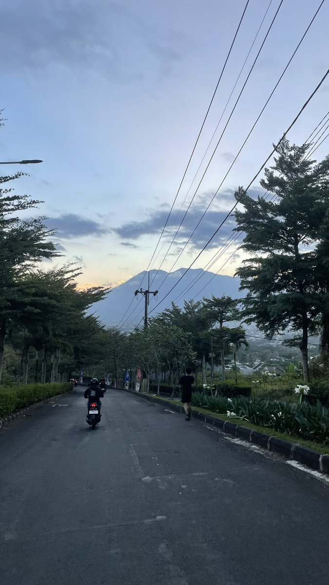 kurtkobam's tweet photo. malang ditengah nafas yg sesak. https://t.co/Upc1GIekLr