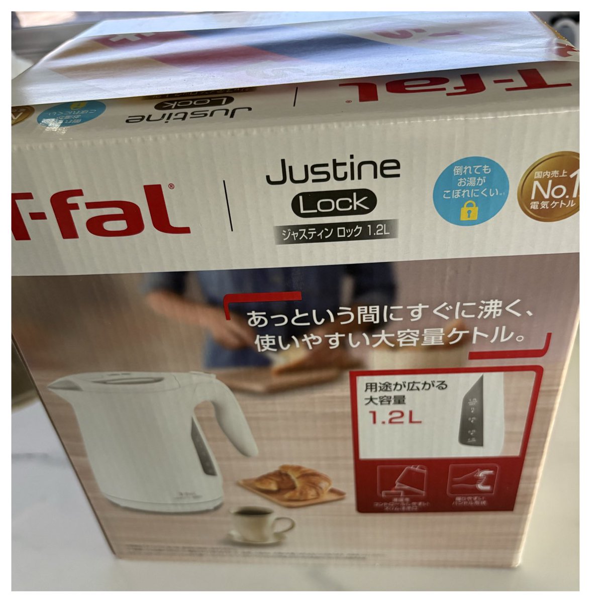 ALONE2alone2's tweet photo. 朝の開店とともに入店し、よく選びもせずに広告の品と表記のある電気ケトルを購入しました。
これで、深夜に小腹が空いた時にカップ麺食べたり、カップの味噌汁や、早朝のカッコつけコーヒーが出来るわけですね。押忍卍 https://t.co/NfNnAfEpld
