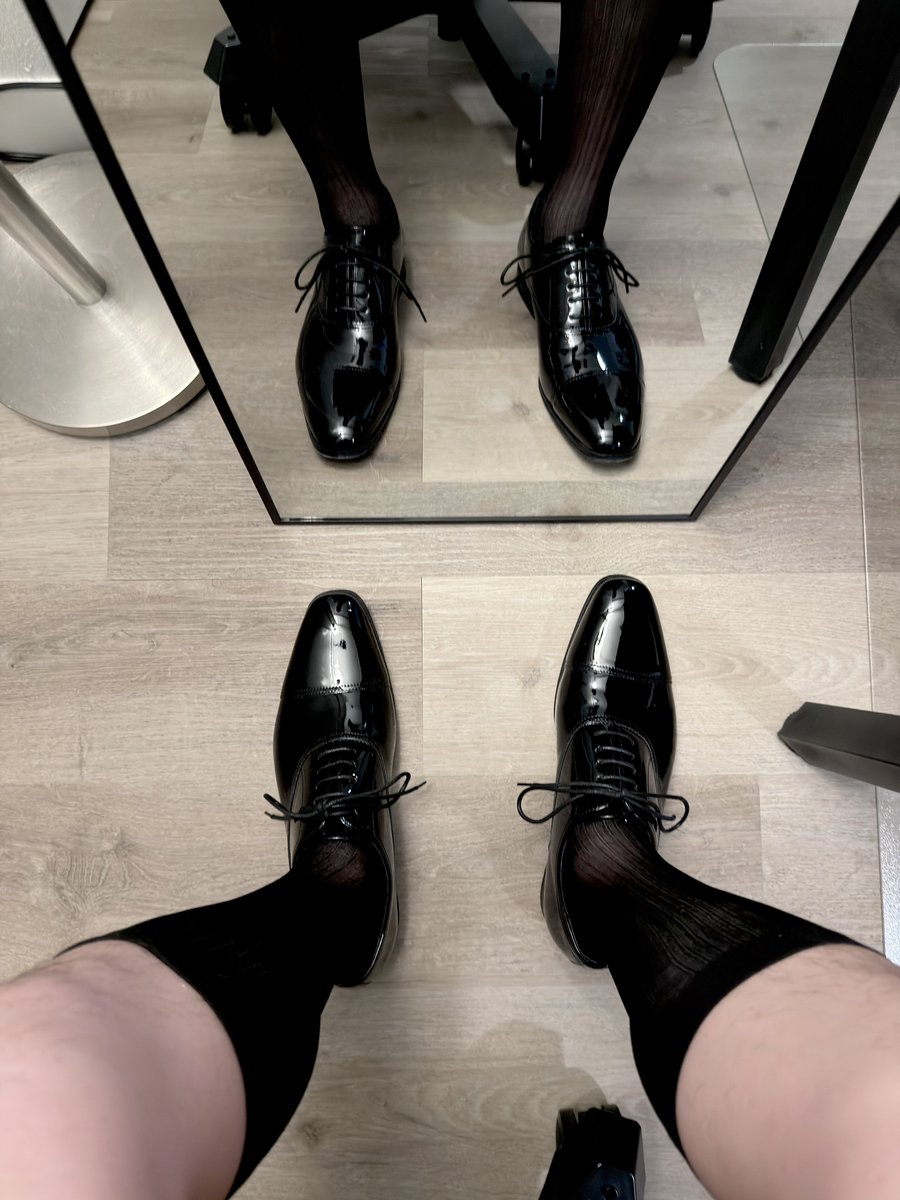 maikusuutsu's tweet photo. My new tux shoes.
#shinyshoes #patentleathershoes #shoefetish https://t.co/vjuOQGtMOn