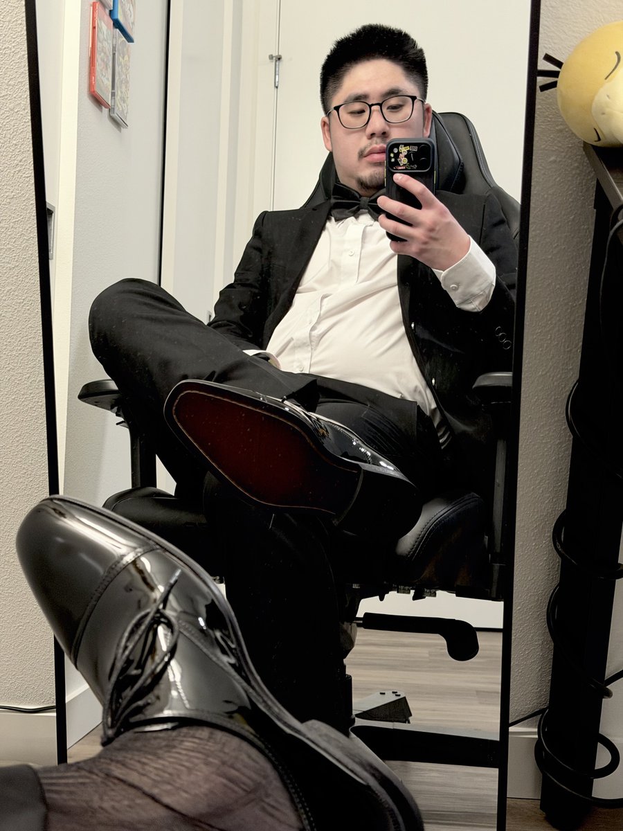 maikusuutsu's tweet photo. My new tux shoes.
#shinyshoes #patentleathershoes #shoefetish https://t.co/vjuOQGtMOn