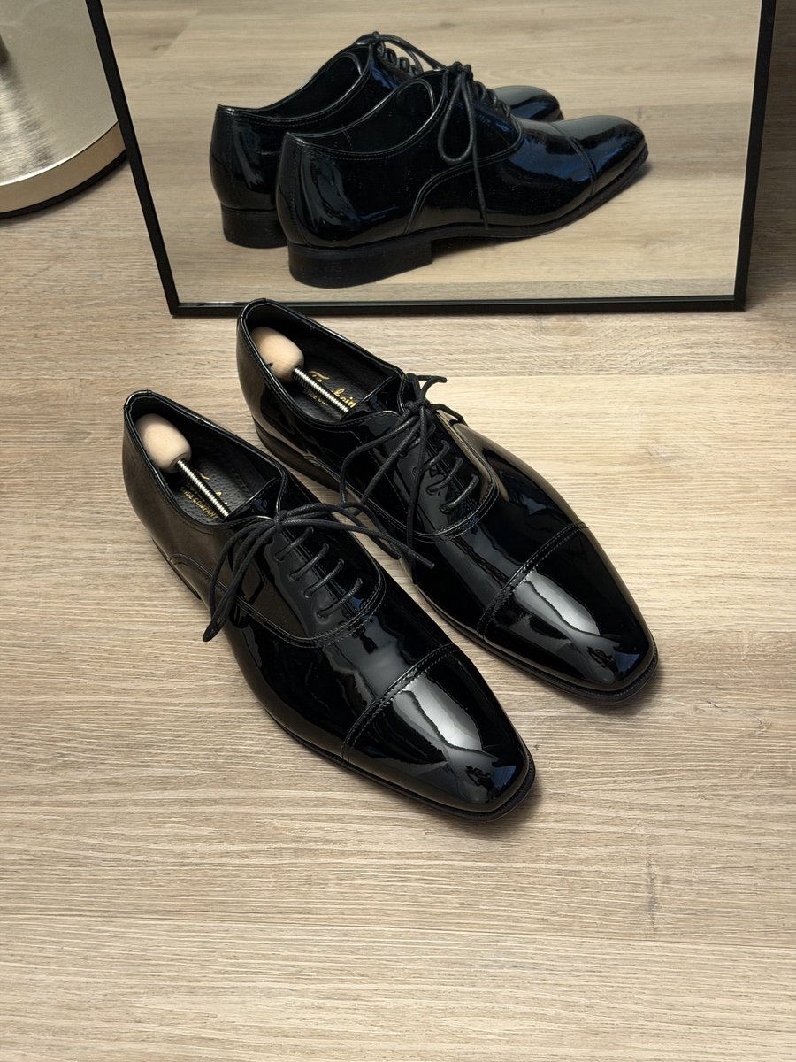 maikusuutsu's tweet photo. My new tux shoes.
#shinyshoes #patentleathershoes #shoefetish https://t.co/vjuOQGtMOn