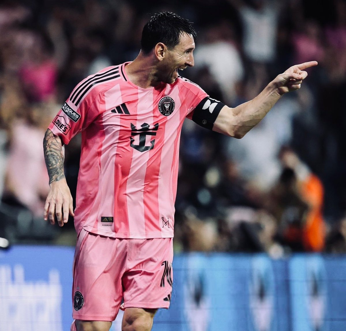MessiLeoBrasil_'s tweet photo. Os números de Lionel Messi em 2026 são assustadores:

30 jogos 
26 gols
12 assistências 
48 participações em gols 
23× melhor jogador da partida

ENTREGUE A BOLA DE OURO PRA ESSE HOMEM. https://t.co/P7edWAWaPb
