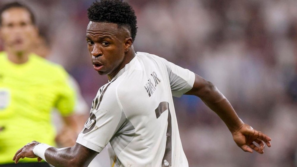 goalmirror's tweet photo. Arsenal dressing room 'expecting Vinicius arrival' as Real Madrid talks stall

Reports from 'AS' suggest the Gunners squad views the Brazilian's signing as a certainty, with the No.7 edging closer to a move to the Emirates Stadium. https://t.co/NQsfonKdMr