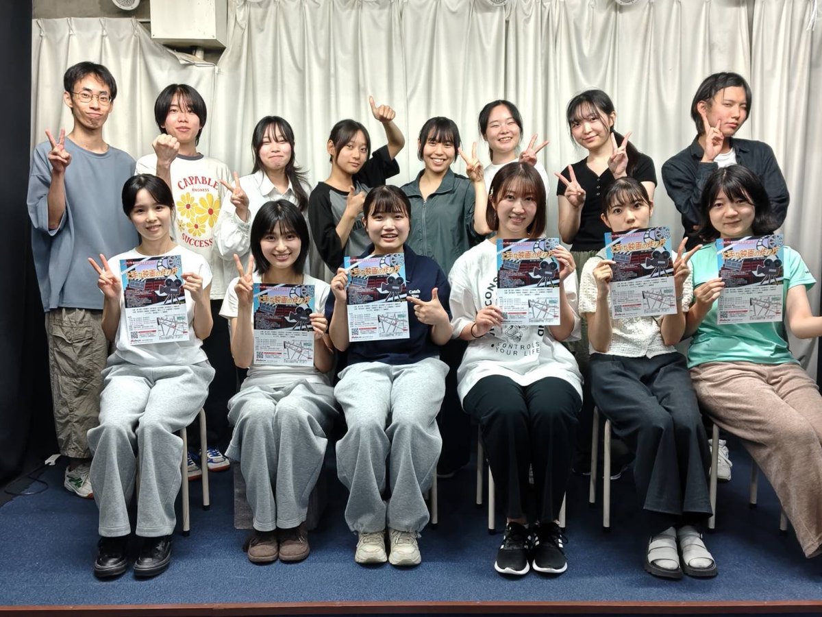 moegi_105's tweet photo. #上手な映画 の作り方
顔合わせと本読みがありました📖

個性あふれるメンバーに囲まれて
舞台もおもしろいものになりそうです🎦

集合写真
身長が高すぎるため
低いイスに座ることになりました🪑

今日12:00より予約開始🔜

特典は絵手紙!!
萌黄画伯 楽しみにしていてね🖍️

https://t.co/DdkHC3VwKJ https://t.co/yD8Zbk8lID