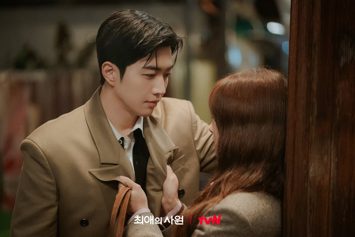 CJnDrama's tweet photo. 숨이 멎을 것 같은 건 비 때문에? 아니면..🤭
생각보다 훨씬 가깝고 두근댔던 그날  ♡‧₊˚

[월화] 저녁 8:45ㅣtvN
#즐거움엔20tvN #최애의사원 #MyBiasMyBoss https://t.co/0SVn5XOOXy