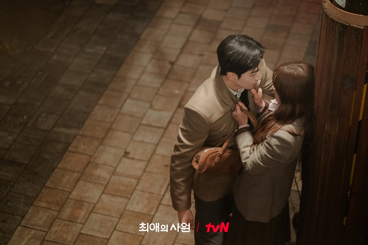 CJnDrama's tweet photo. 숨이 멎을 것 같은 건 비 때문에? 아니면..🤭
생각보다 훨씬 가깝고 두근댔던 그날  ♡‧₊˚

[월화] 저녁 8:45ㅣtvN
#즐거움엔20tvN #최애의사원 #MyBiasMyBoss https://t.co/0SVn5XOOXy