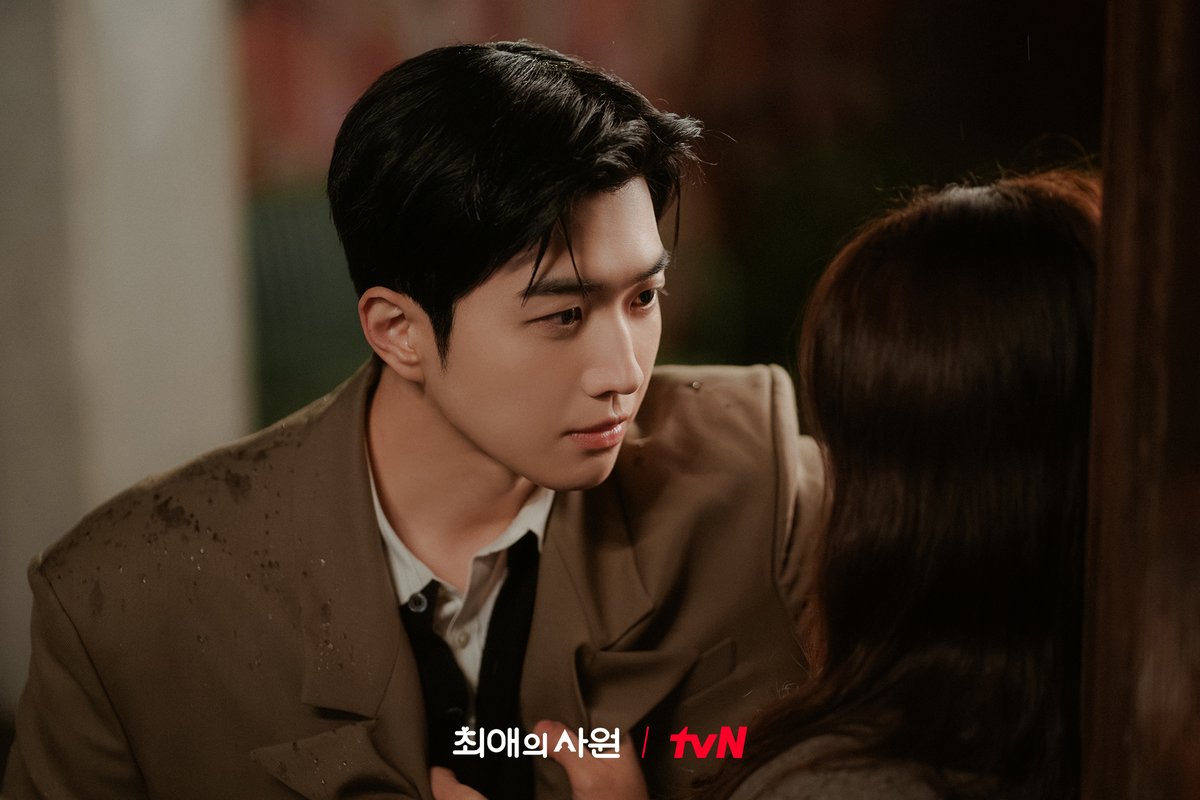 CJnDrama's tweet photo. 숨이 멎을 것 같은 건 비 때문에? 아니면..🤭
생각보다 훨씬 가깝고 두근댔던 그날  ♡‧₊˚

[월화] 저녁 8:45ㅣtvN
#즐거움엔20tvN #최애의사원 #MyBiasMyBoss https://t.co/0SVn5XOOXy