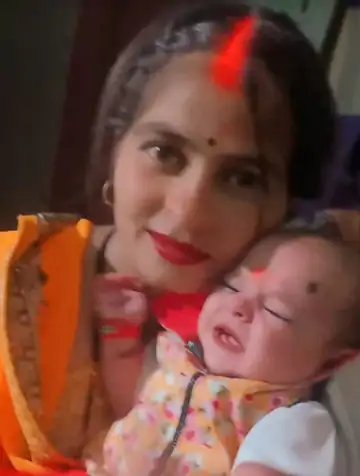 askrajeshsahu's tweet photo. प्रतापगढ़ में बारिश से बुधवार देर रात 100 साल पुराना मकान ढह गया। हादसे में एक ही परिवार के 6 लोगों की मौत हो गई। इनमें माता-पिता, बेटा-बहू और 2 बच्चे शामिल हैं। एक की हालत गंभीर है।

बताया जा रहा है कि रात में गर्मी और उमस थी। इसलिए परिवार के 7 लोग AC वाले कमरे में सो रहे थे। इसी दौरान रात 2 बजे अचानक मकान की छत ढह गई। सभी लोग मलबे में दब गए।

मृतकों की पहचान मकान मालिक प्रमोद श्रीवास्तव (60), उनकी पत्नी रीता (55), बेटे नितिन (25), बहू माधुरी (23) और दोनों पोते माधव (2) और अद्विक (4 माह) की मौत हो गई। जबकि प्रमोद के बेटे अमन की हालत गंभीर है।

https://t.co/2B144tTvMa