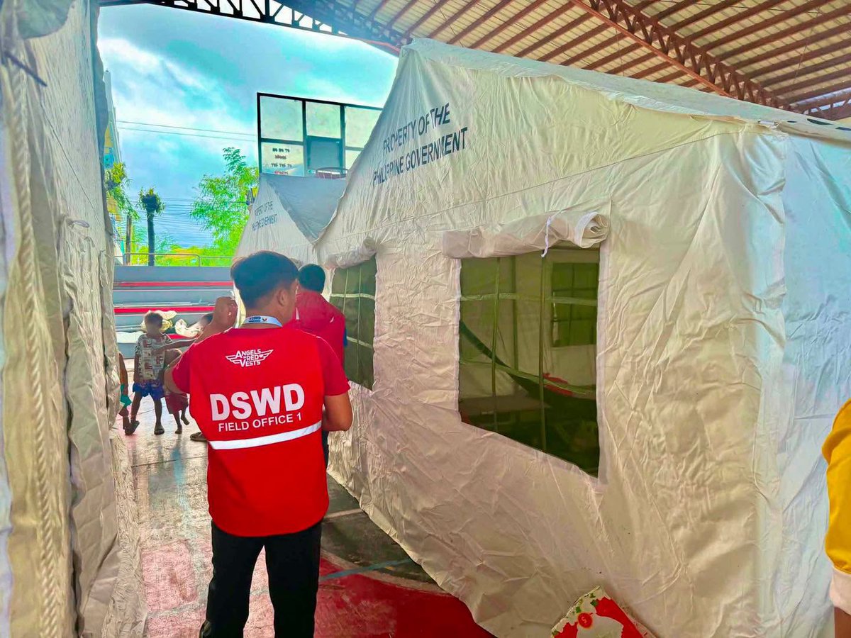 PIADesk's tweet photo. ICYMI: Nagsagawa ng preemptive evacuation ang DSWD dahil sa pinagsamang banta ng #LuisPH, #MaymayPH, at Habagat.
Patuloy ring mino-monitor ng DSWD FO 1 ang kalagayan ng mga evacuee sa Barangay Poro at Catbangen Elementary School.
📷 DSWD
#IntegratedStateMedia #DisasterResponse https://t.co/BeL7H9cyER