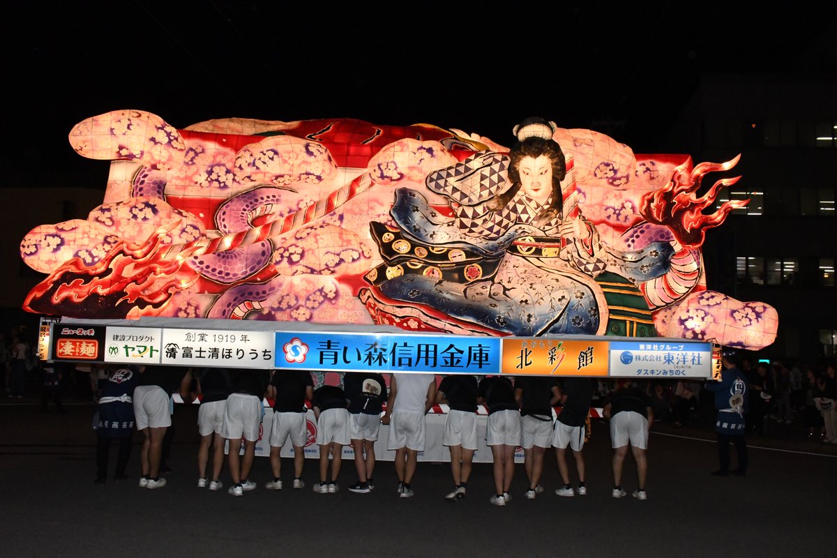AN_the_CWs's tweet photo. #青森ねぶた 見送りまとめ

5.あおもり市民ねぶた実行委員会
《道成寺》作：北村麻子

表側の鬼の形相とは打って変わり、凛とした女性姿の清姫でしょうか。着物の細かさ、グラデーションが個人的に美しいと感じました。

桜は全て手書きだそうです。
手のかかり具合に情熱を感じます。 https://t.co/qaR7V0uhCB