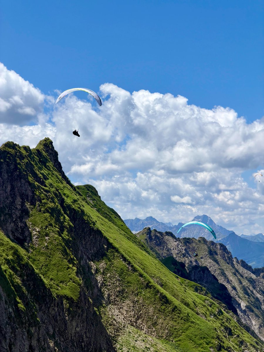 RomyHodls's tweet photo. Once watched the clouds from German mountains. The green and paragliders are a summer memory. https://t.co/JmwPZThC6I