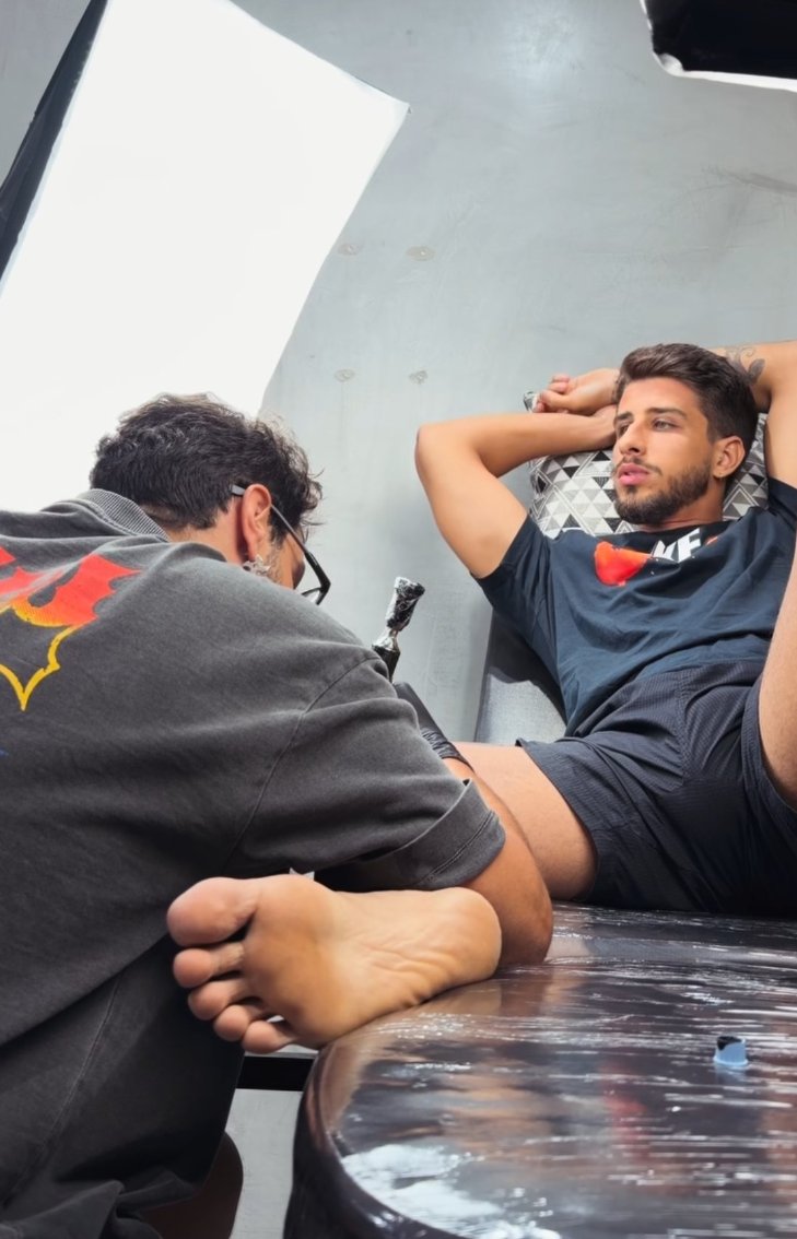 poptime's tweet photo. O biólogo Yago Stephano publicou fotos enquanto tatuava uma baleia jubarte em sua perna 👀 https://t.co/pvXu5CZArT